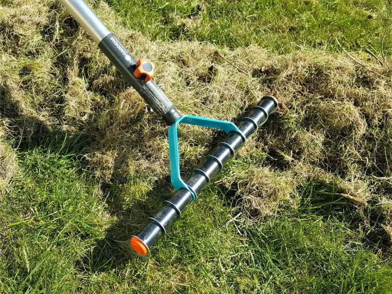 skarifikavimui skirtas greblys turi astrius dantis todel efektyviai isgrebia sena zole ir suraizo velena